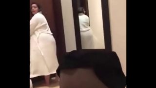 इंडियन आंटी होटेल मे गॅंडमॅट काते हुई