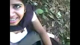 वर्जिन लड़की अपने यार को ब्लोजॉब देते हुवे