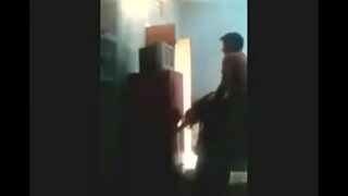 बॉयफ्रेंड का बदन चूमकर ज़ोर दार सेक्स वीडियो