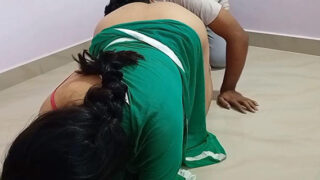 अलग अलग पोज़ में नौकरानी की चुत चोदा