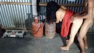 रसोई घर मे सेक्सी बीवी की डॉगी स्टाइल चुदाई