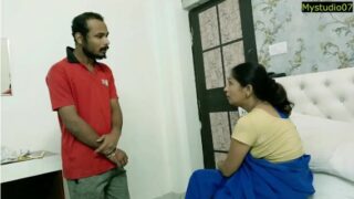 सेक्सी बंगाली पत्नी ने अपने नौकर से न्यूड सेक्स बनाए